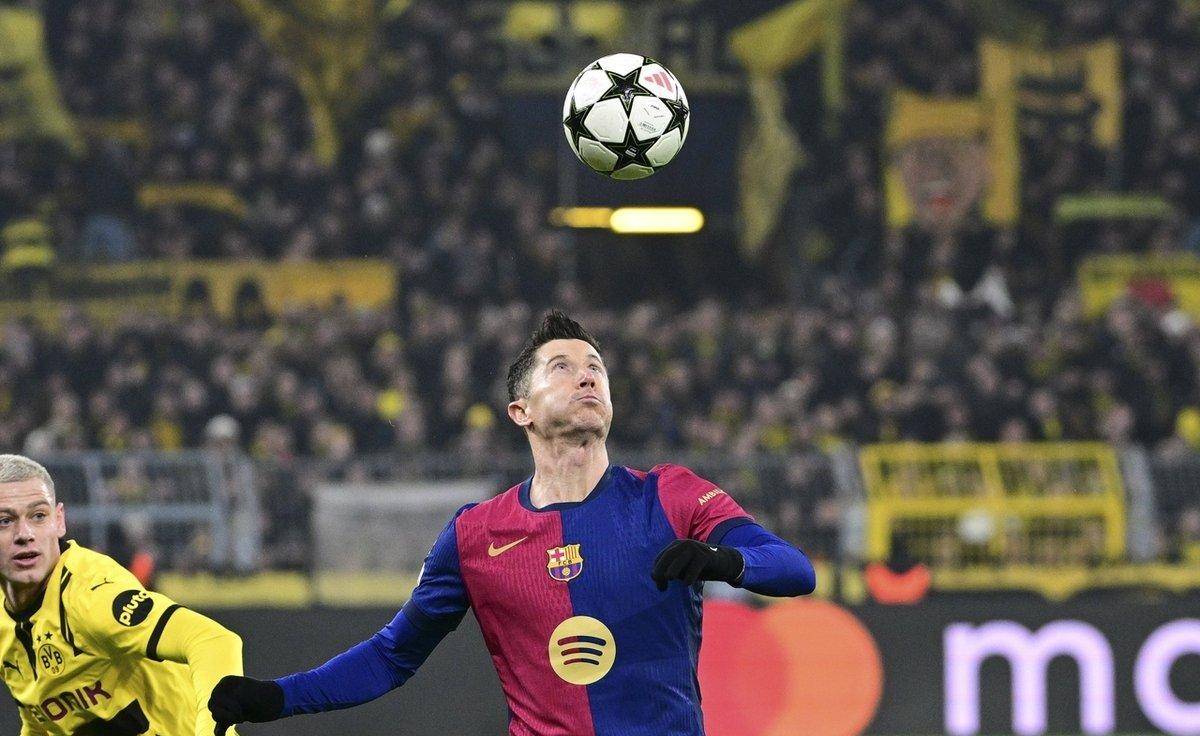 开云莱万多夫斯基在巴塞罗那比赛中战术调整，逆转引发热议！(莱万多夫斯基十佳球)