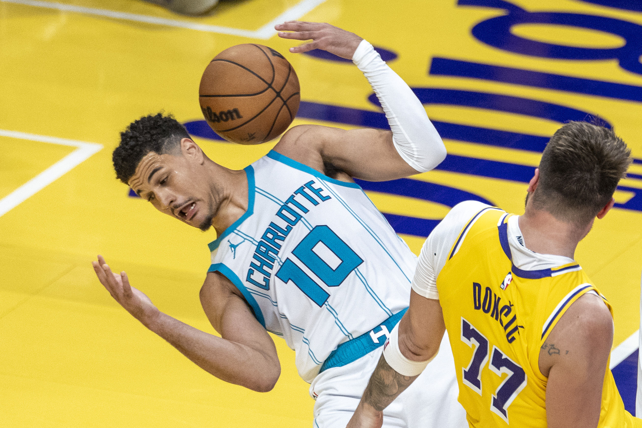 开云国际比赛日欧联焦点战；夏洛特黄蜂远射贴柱；信心回归；阵容厚度经受考验(欧联决赛时间2025)